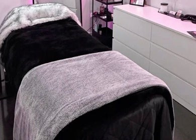 Table de soin élégante chez Nolashes à Melun, Île-de-France, FR, offrant un confort luxueux.