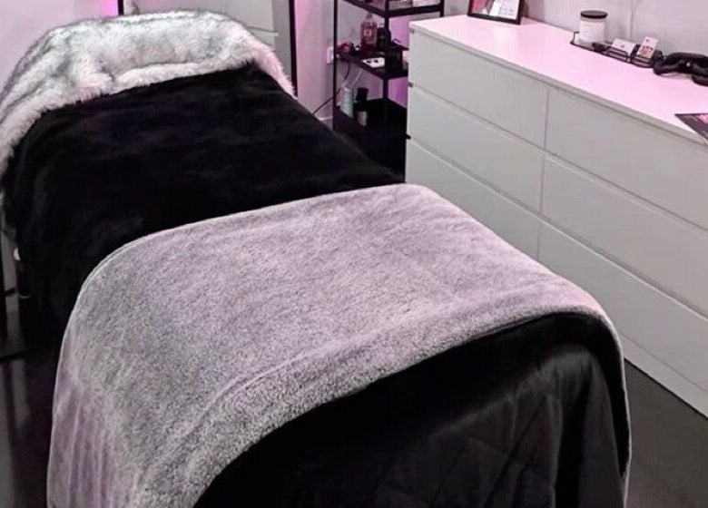 Table de soin élégante chez Nolashes à Melun, Île-de-France, FR, offrant un confort luxueux.