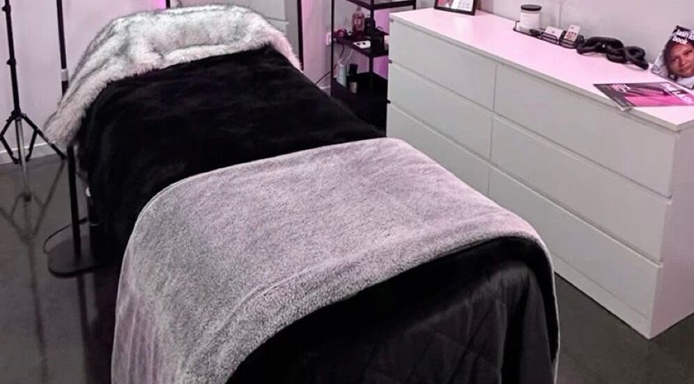 Table de soin élégante chez Nolashes à Melun, Île-de-France, FR, offrant un confort luxueux.