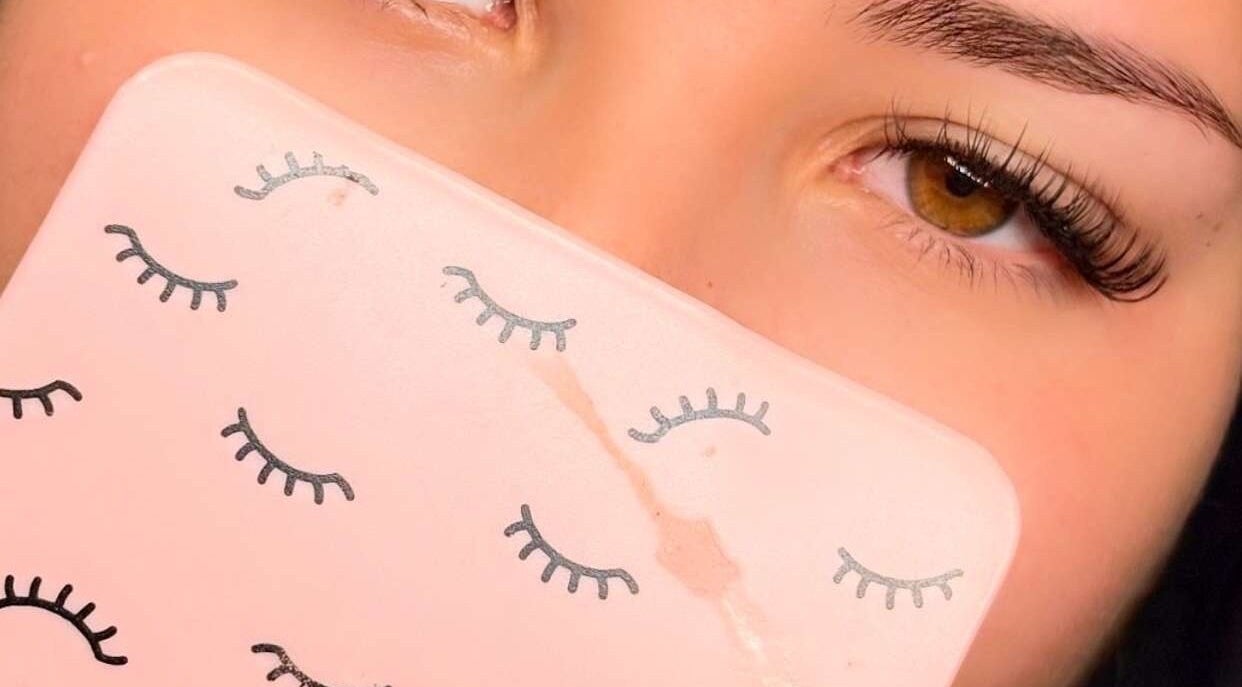 Extension de cils chez Nolashes, Melun, Île-de-France, FR, avec un regard sophistiqué.