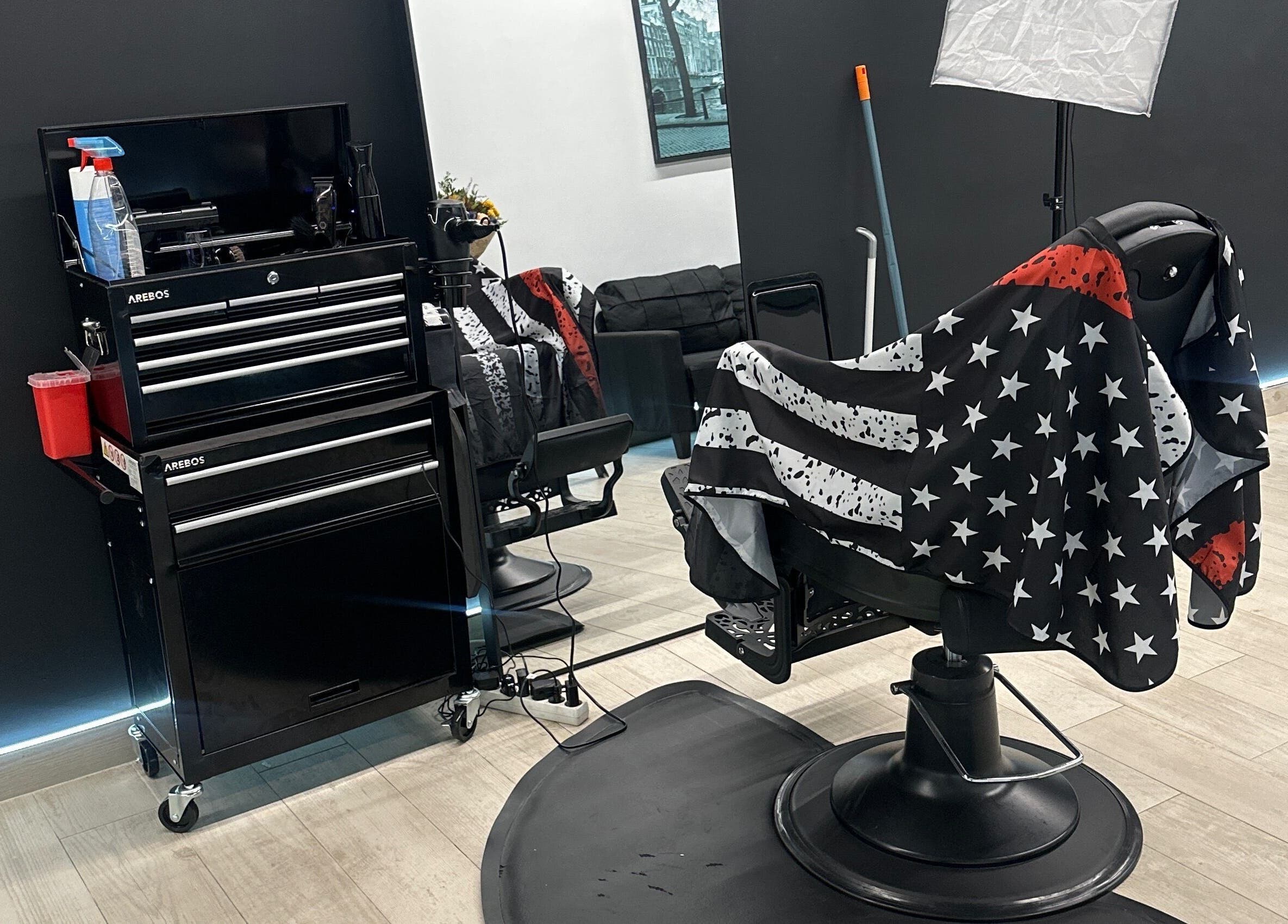 Interior de God Soldier en Arrasate / Mondragón, Euskadi, ES. Silla de barbero profesional y equipo estilístico.