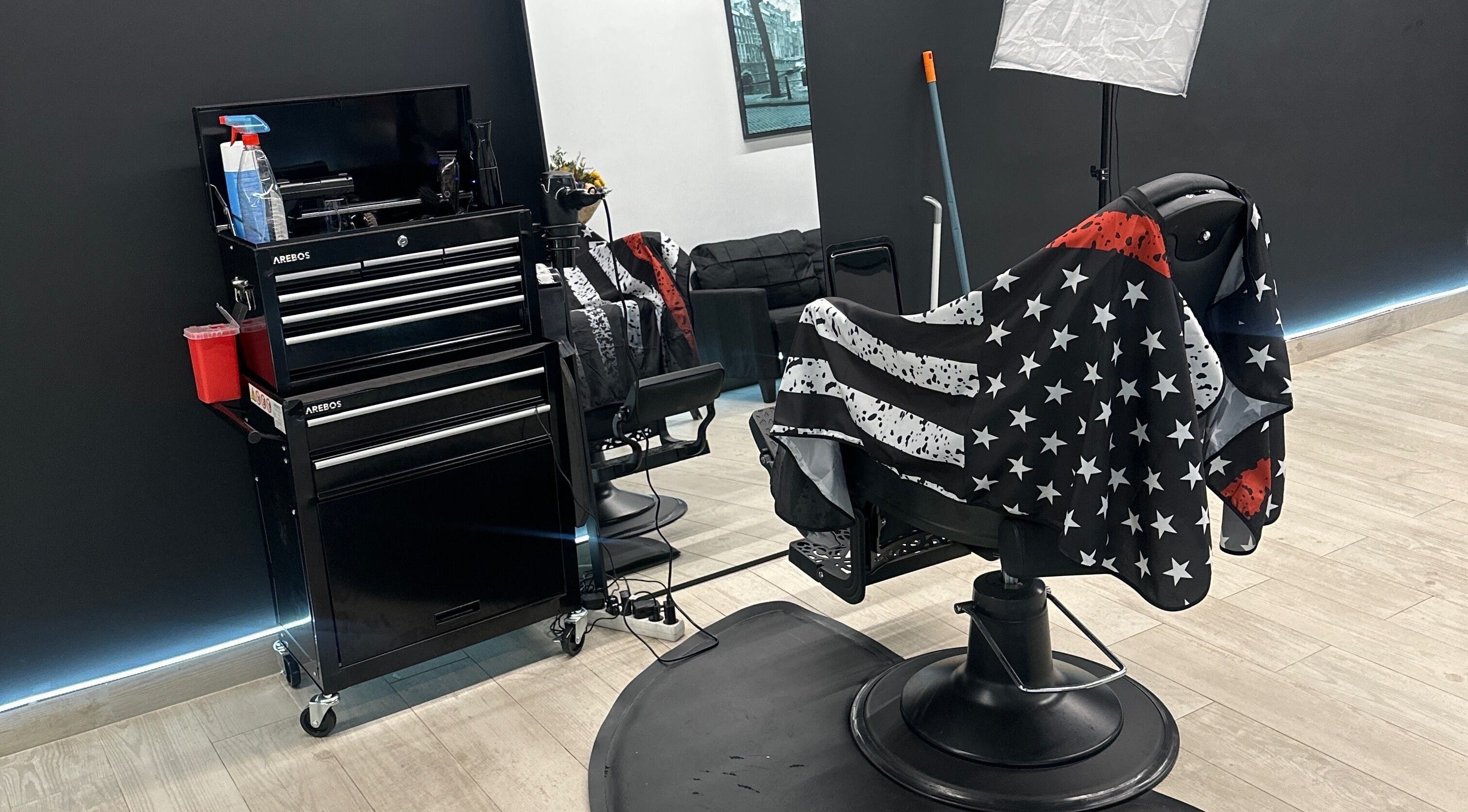 Interior de God Soldier en Arrasate / Mondragón, Euskadi, ES. Silla de barbero profesional y equipo estilístico.