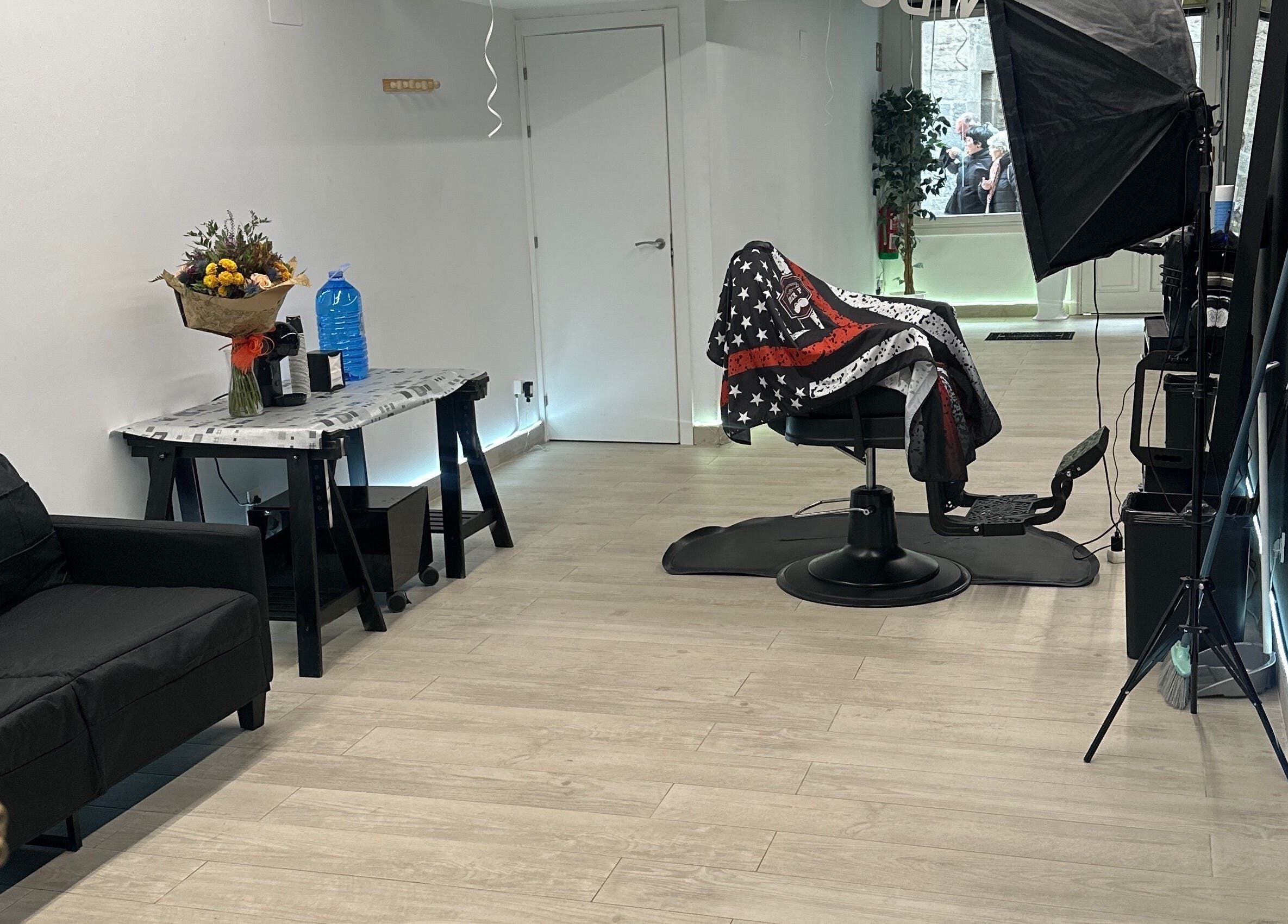 Interior moderno de God Soldier en Arrasate/Mondragón, Euskadi, ES, con silla y decoración minimalista.