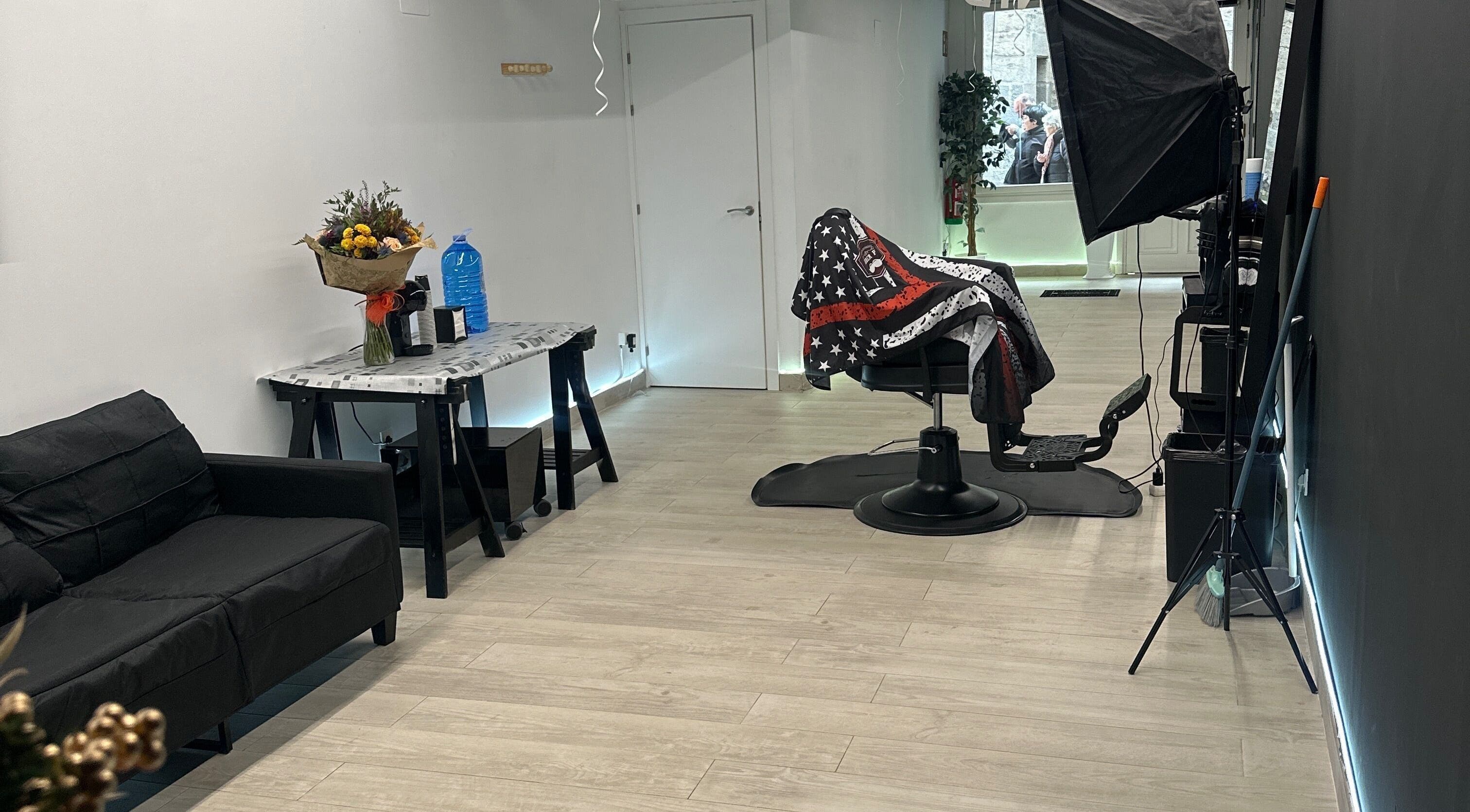 Interior moderno de God Soldier en Arrasate/Mondragón, Euskadi, ES, con silla y decoración minimalista.