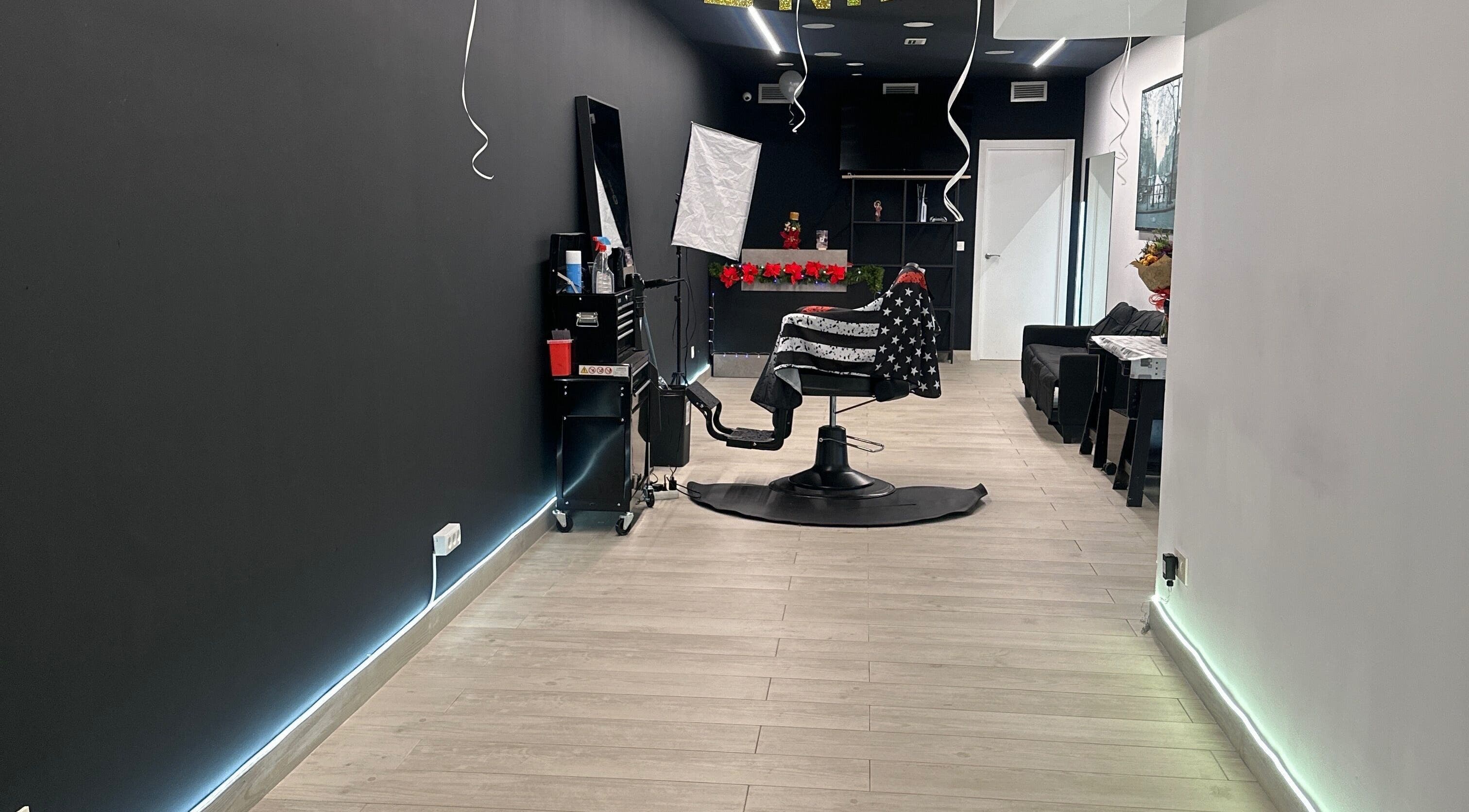 Interior moderno de God Soldier en Arrasate / Mondragón, Euskadi, ES, con silla de barbero y decoraciones.