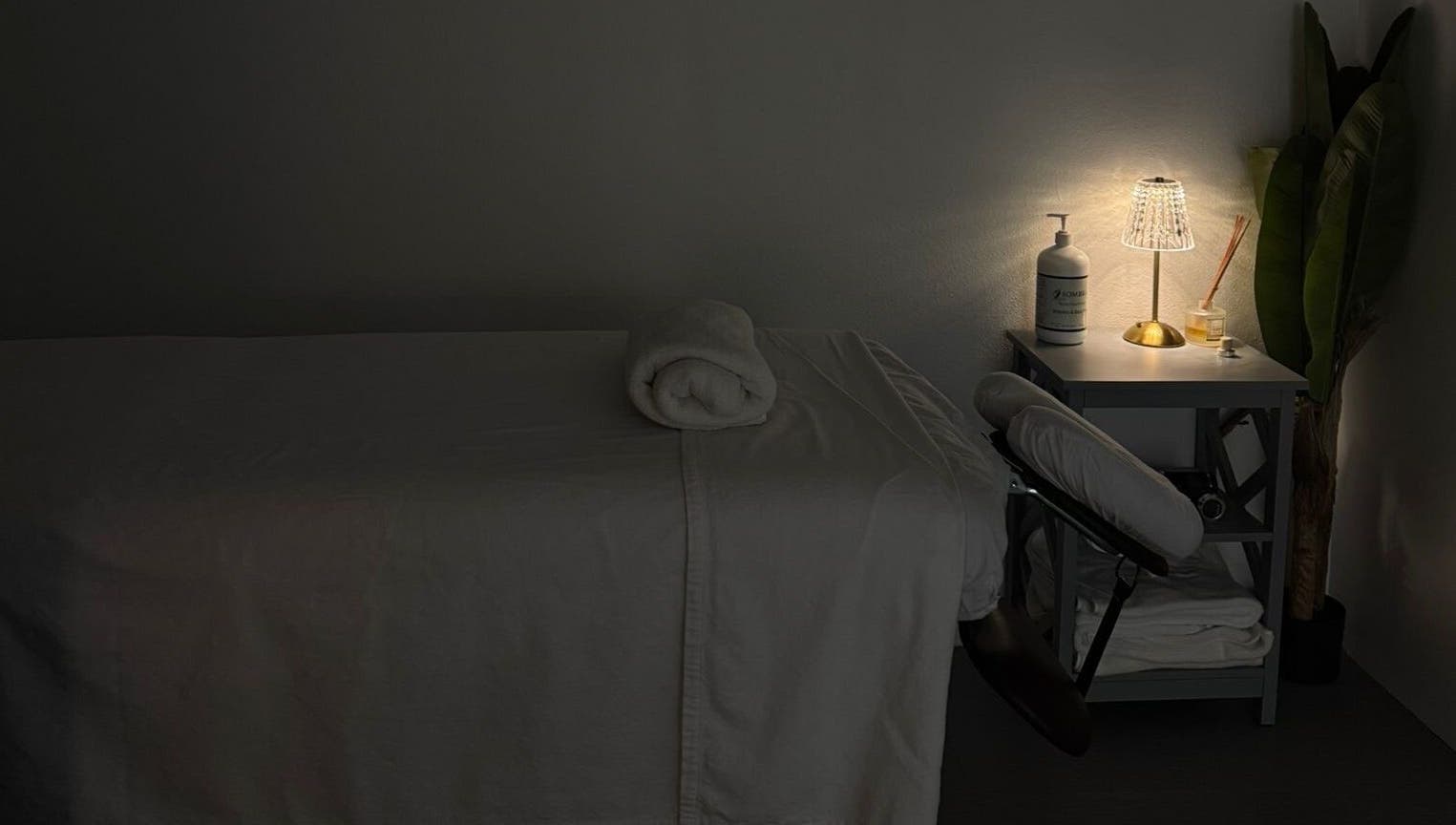 Peaceful massage room with soft lighting at Kaizen Massage Studio, Stella, Rincón, PR.