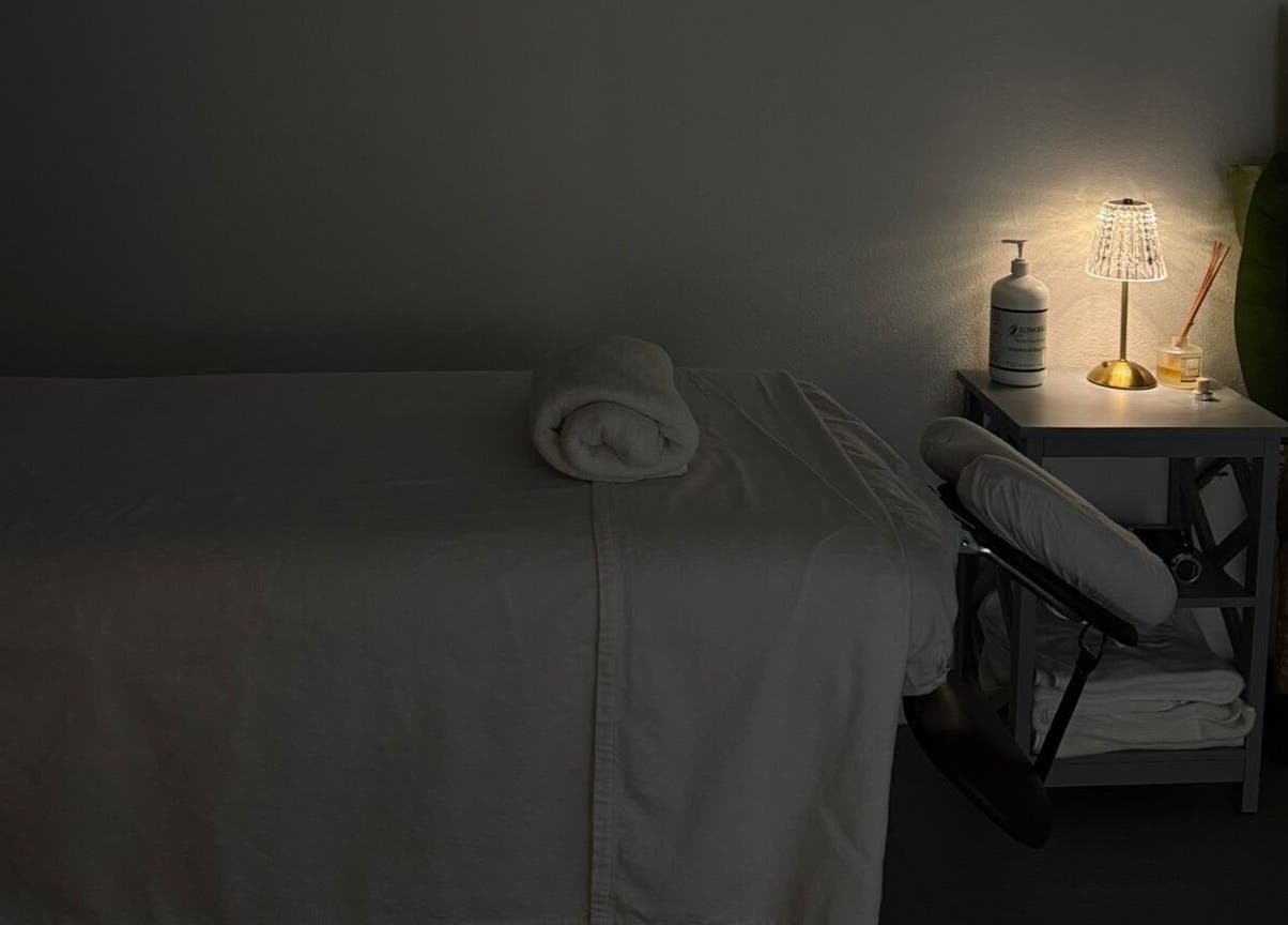 Peaceful massage room with soft lighting at Kaizen Massage Studio, Stella, Rincón, PR.