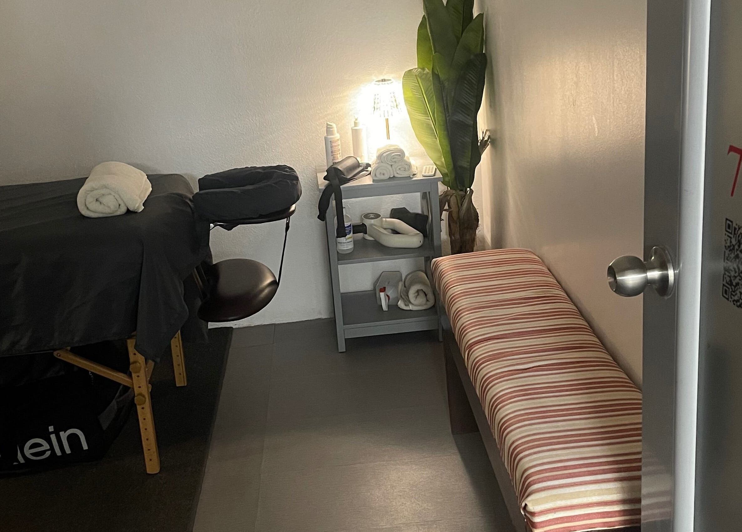 Tranquil massage room at Kaizen Massage Studio, Stella, Rincón, Rincón, PR with cozy lighting and decor.