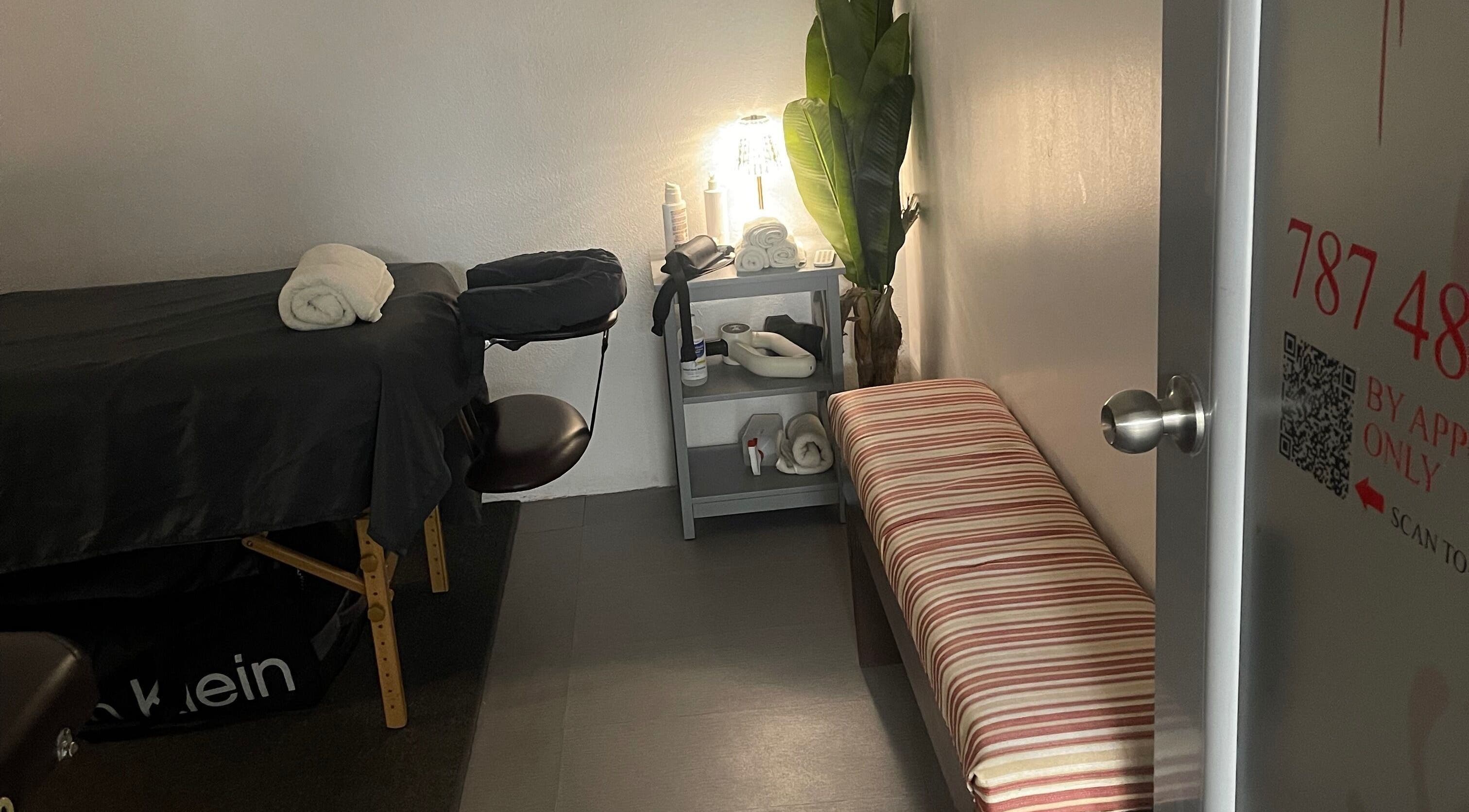 Tranquil massage room at Kaizen Massage Studio, Stella, Rincón, Rincón, PR with cozy lighting and decor.