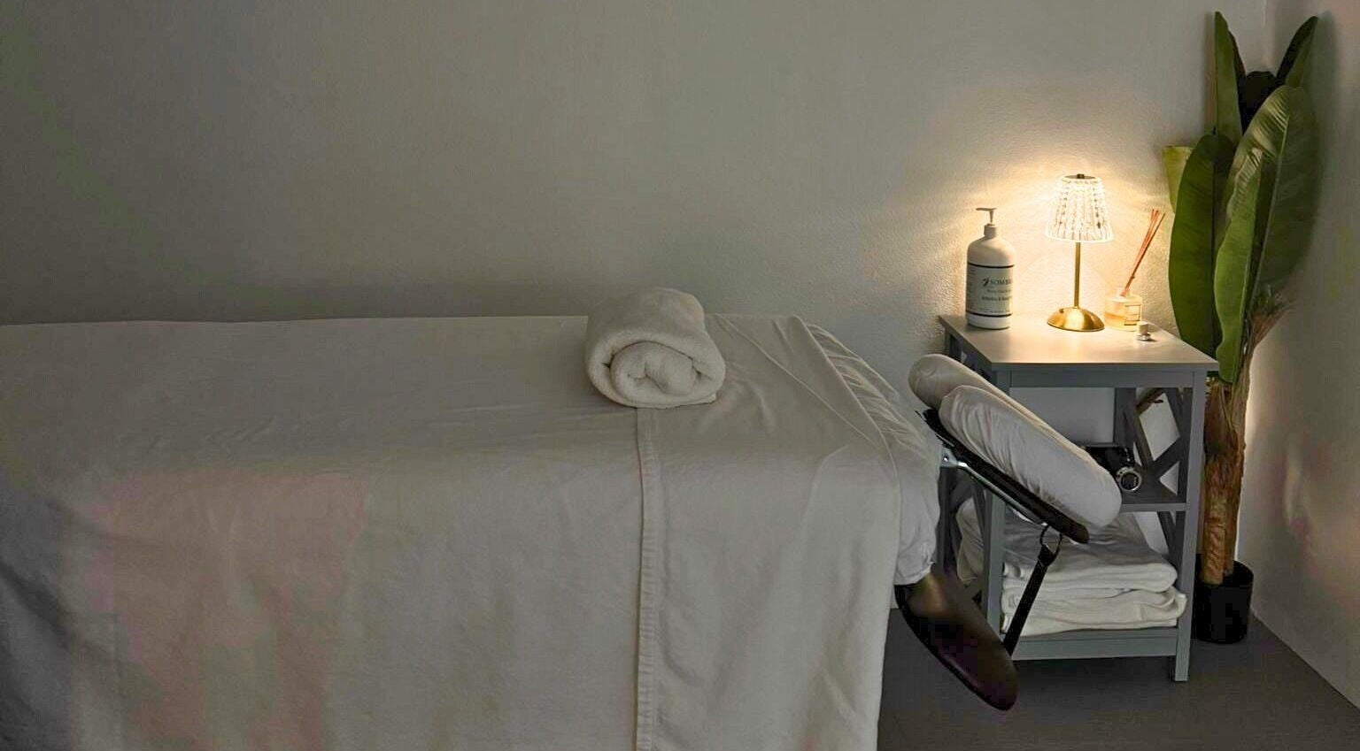 Relaxing massage room at Kaizen Massage Studio, Stella, Rincón, Rincón, PR with a neatly made table.