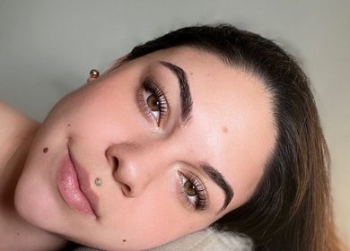 Mujer con expresión relajada en Takesshy Beauty, Madrid, Comunidad De Madrid, ES.
