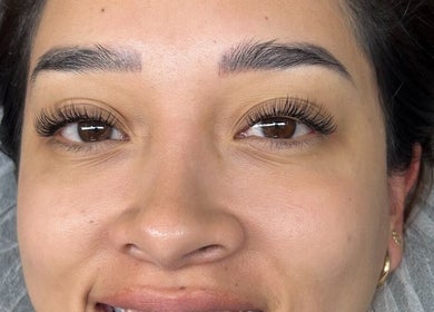 Extensiones de pestañas en Takesshy Beauty, Madrid, Comunidad De Madrid, ES, resaltan ojos marrones.
