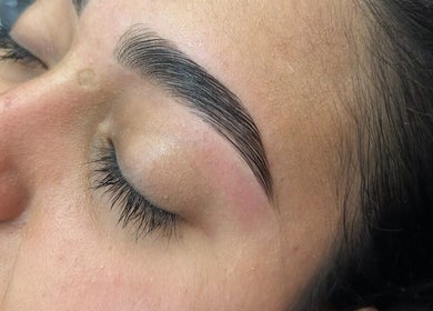 Cejas perfectamente arregladas en Takesshy Beauty, Madrid, Comunidad De Madrid, ES.