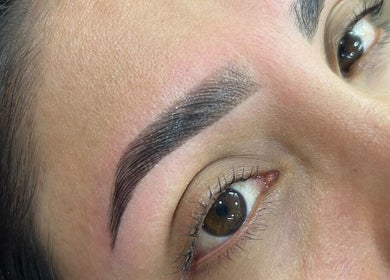 Cejas bien definidas en Takesshy Beauty, Madrid, Comunidad De Madrid, ES, realzando la belleza natural.