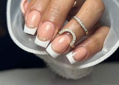 Uñas elegantes con diseño francés y líneas doradas en Takesshy Beauty, Madrid, Comunidad De Madrid, ES.