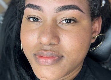 Cliente con cejas recién diseñadas en Takesshy Beauty, Madrid, Comunidad De Madrid, ES.