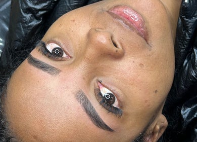 Cliente con cejas estilizadas en Takesshy Beauty, Madrid, Comunidad De Madrid, ES.