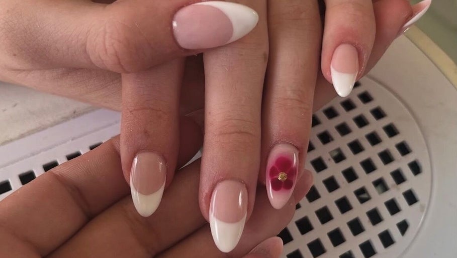 Stijlvolle French manicure bij Glossy Nails in Ninove, Vlaanderen, BE met bloemaccent.