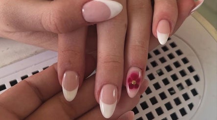Stijlvolle French manicure bij Glossy Nails in Ninove, Vlaanderen, BE met bloemaccent.