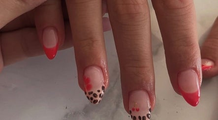Creatieve nagelkunst bij Glossy Nails in Ninove, Vlaanderen, BE met opvallende rood en zwart patronen.