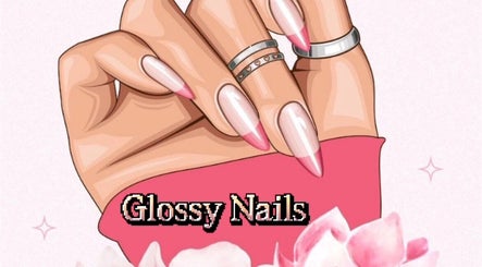 Stijlvolle roze nagels met ringen bij Glossy Nails, Ninove, Vlaanderen, BE.