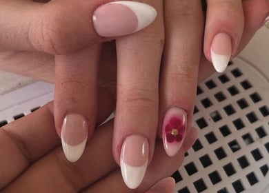 Elegante manicure met bloemmotief bij Glossy Nails in Ninove, Vlaanderen, BE.