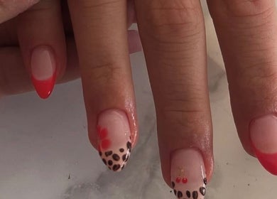 Elegante nail art bij Glossy Nails, Ninove, Vlaanderen, BE met rode en zwarte accenten.