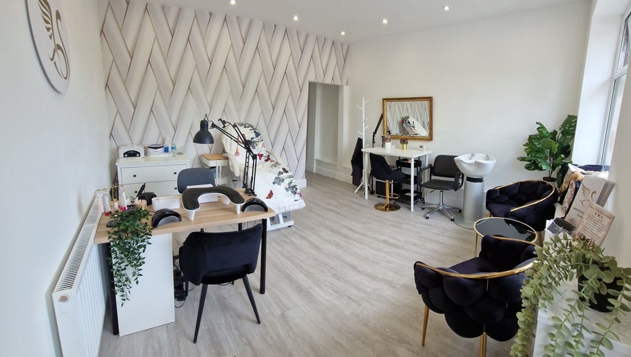 Beautiful Swan Studio image 1