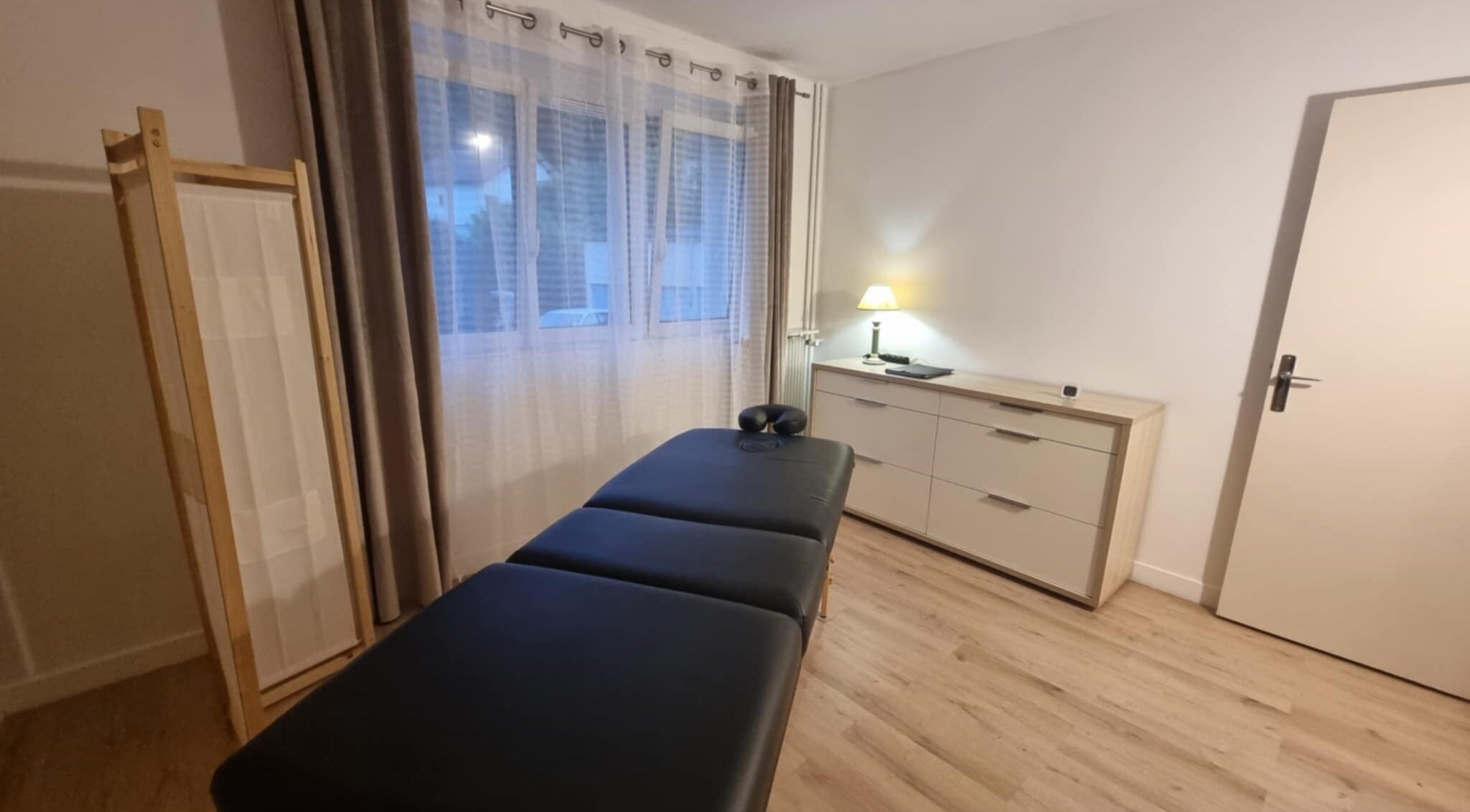 Salle de massage accueillante chez Azalée Massage, Grand-Charmont, Bourgogne-franche-comté, FR.