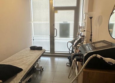 Moderna sala de tratamiento en Centro Medico Planells Studio, Eivissa, Illes Balears, ES.