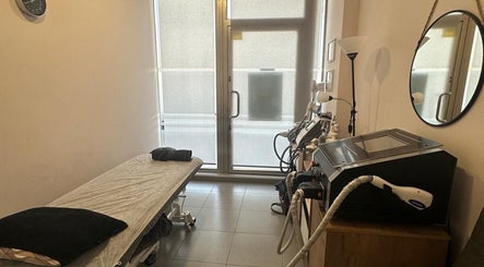Moderna sala de tratamiento en Centro Medico Planells Studio, Eivissa, Illes Balears, ES.