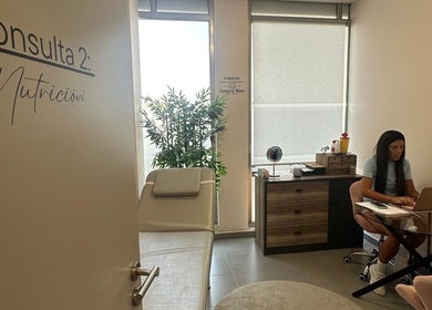 Sala de consulta de nutrición en Centro Medico Planells Studio, Eivissa, Illes Balears, ES, con profesional en escritorio.