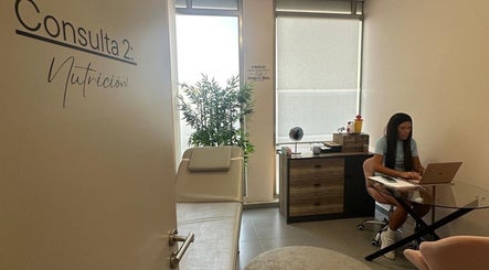 Sala de consulta de nutrición en Centro Medico Planells Studio, Eivissa, Illes Balears, ES, con profesional en escritorio.