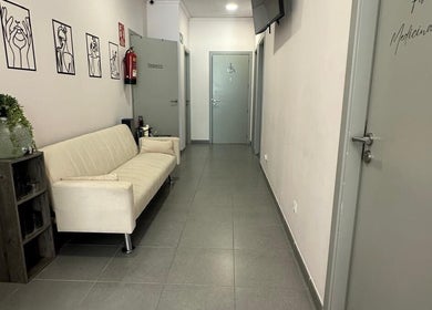 Pasillo en Centro Medico Planells Studio, Eivissa, Illes Balears, ES con sofá y decoración minimalista.