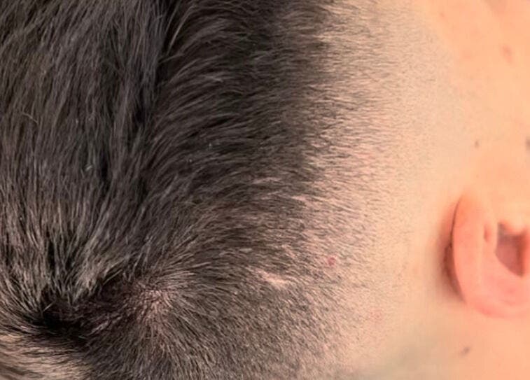 Corte de cabelo moderno em Bronk's Barbearia, Fernão Ferro, Setúbal, PT, destacando técnica fade.