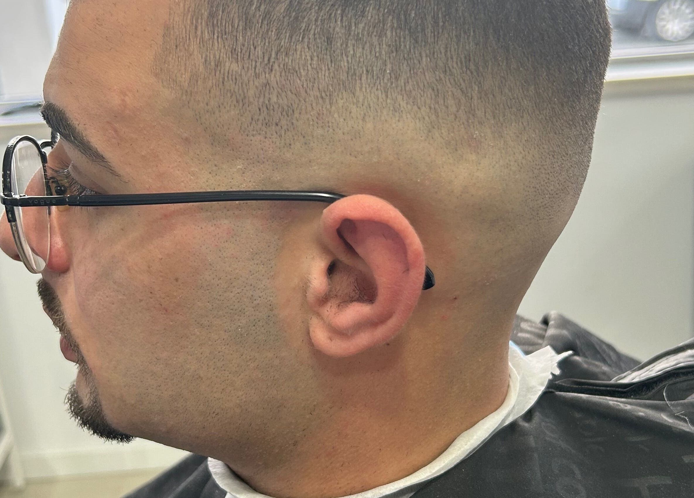 Corte de cabelo moderno em Bronk's Barbearia, Fernão Ferro, Setúbal, PT.