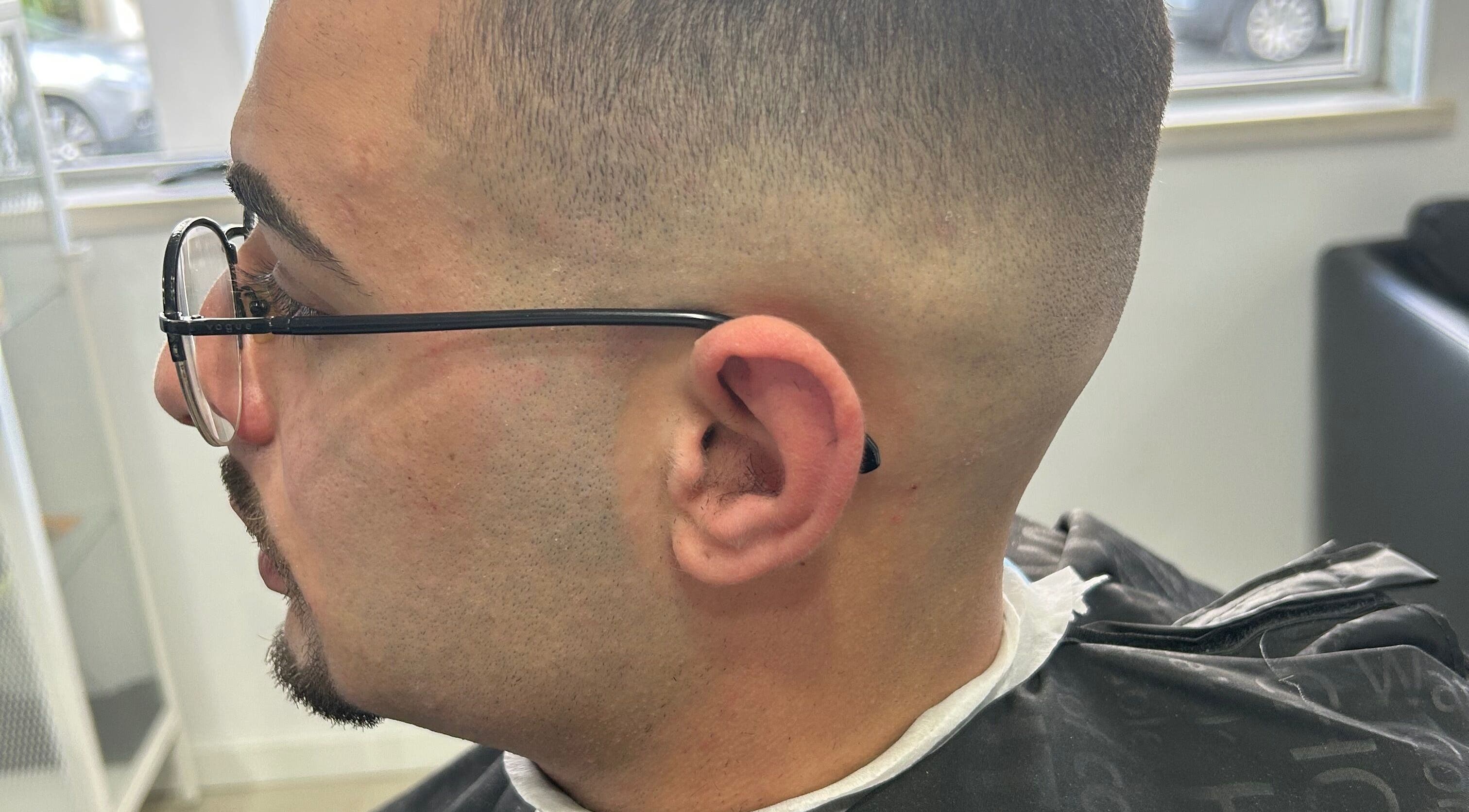 Corte de cabelo moderno em Bronk's Barbearia, Fernão Ferro, Setúbal, PT.