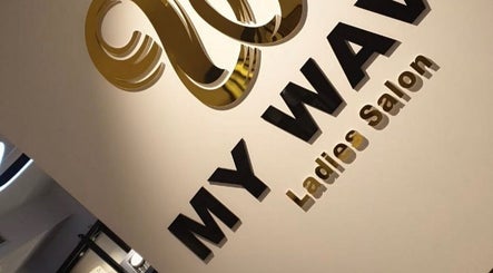 لوحة My Wavy Ladies Salon بالأحرف الذهبية الراقية في الجهراء، الجهراء، KW.