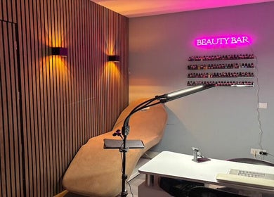 Luxe schoonheidssalon binnen BeautyBar by Dyanne, Zandvoort, Noord-holland, NL met moderne inrichting.