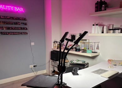 Interieur van BeautyBar by Dyanne in Zandvoort, met een stijlvolle manicuretafel en benodigdheden.