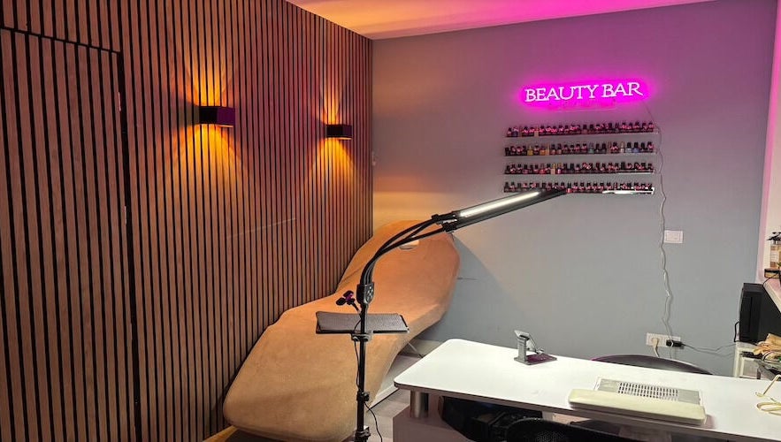 Gezellige nagelstudio bij BeautyBar by Dyanne in Zandvoort, Noord-holland, NL met professionele apparatuur.