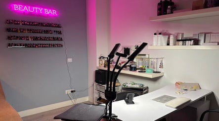 Stijlvolle nagelhoek bij BeautyBar by Dyanne in Zandvoort, Noord-Holland, NL met kleurrijke nagellakdisplay.