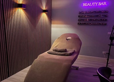 Ontspanningsruimte bij BeautyBar by Dyanne, Zandvoort, Noord-holland, NL. Elegante ligstoel voor ultiem welzijn.