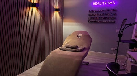 Ontspanningsruimte bij BeautyBar by Dyanne, Zandvoort, Noord-holland, NL. Elegante ligstoel voor ultiem welzijn.