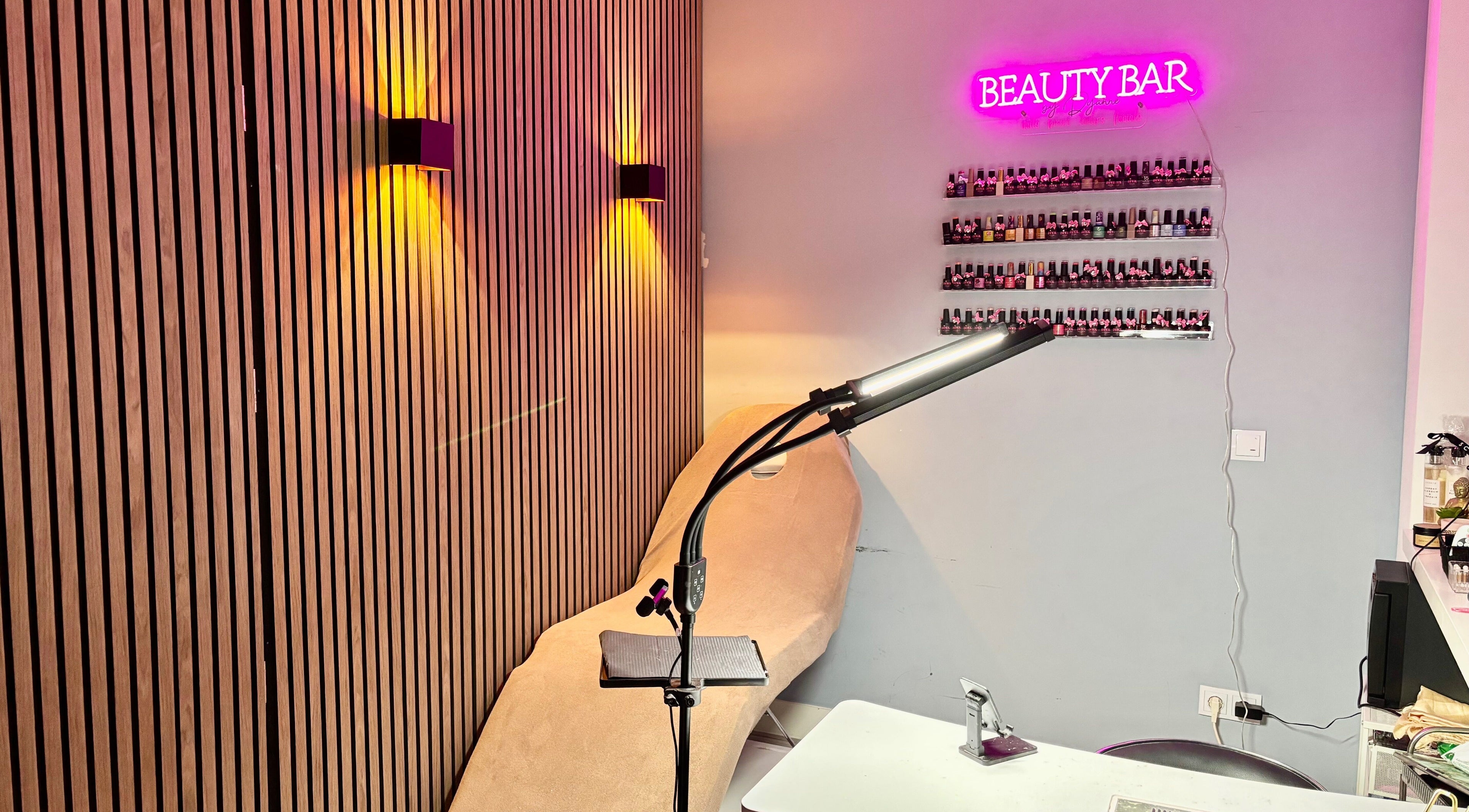 Stijlvolle nagelruimte bij BeautyBar by Dyanne in Zandvoort, Noord-holland, NL met neon verlichting.