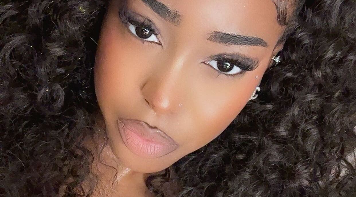 Close-up de cils magnifiquement posés par Lashedbynellyy à Sarcelles, Île-de-France, FR.