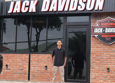 Fachada de Jack Davidson en Portoviejo, Manabí, EC con un hombre frente a la entrada.