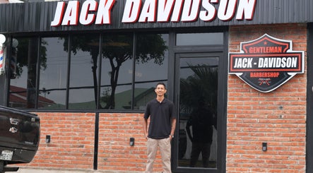 Fachada de Jack Davidson en Portoviejo, Manabí, EC con un hombre frente a la entrada.