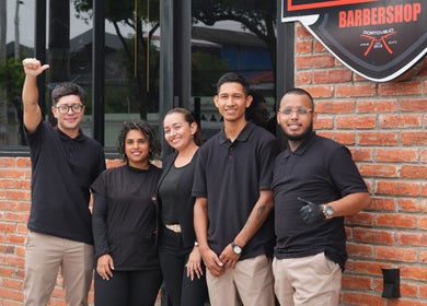 Equipo de Jack Davidson en Portoviejo, Manabí, EC, frente al local del salón de belleza.
