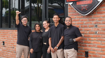 Equipo de Jack Davidson en Portoviejo, Manabí, EC, frente al local del salón de belleza.